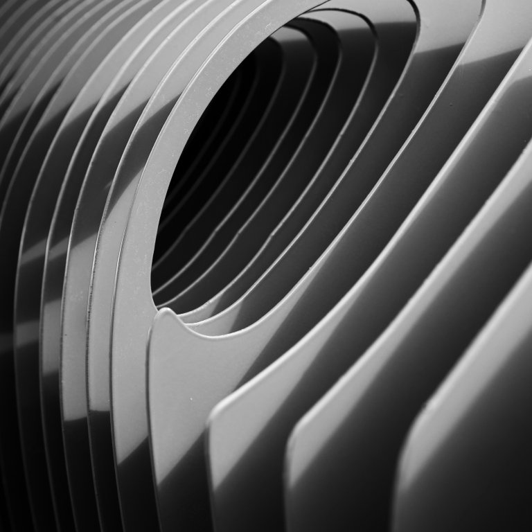 Concentric curved metallic forms